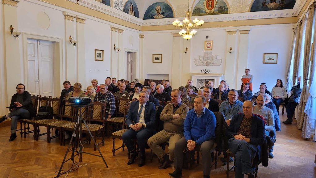 GDDKiA_Byd's tweet photo. Dziękujemy za udział w dzisiejszym spotkaniu informacyjnym z mieszkańcami ws. budowy obwodnicy Lipna w ciągu #DK67. To już piąte tego typu spotkanie ws. #100obwodnic w naszym regionie. Więcej ➡️ https://t.co/aM6Ntyh2ZC #ŁączymyPolskę https://t.co/MS8QXz5lkw