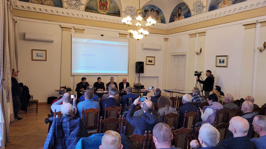 GDDKiA_Byd's tweet photo. Dziękujemy za udział w dzisiejszym spotkaniu informacyjnym z mieszkańcami ws. budowy obwodnicy Lipna w ciągu #DK67. To już piąte tego typu spotkanie ws. #100obwodnic w naszym regionie. Więcej ➡️ https://t.co/aM6Ntyh2ZC #ŁączymyPolskę https://t.co/MS8QXz5lkw