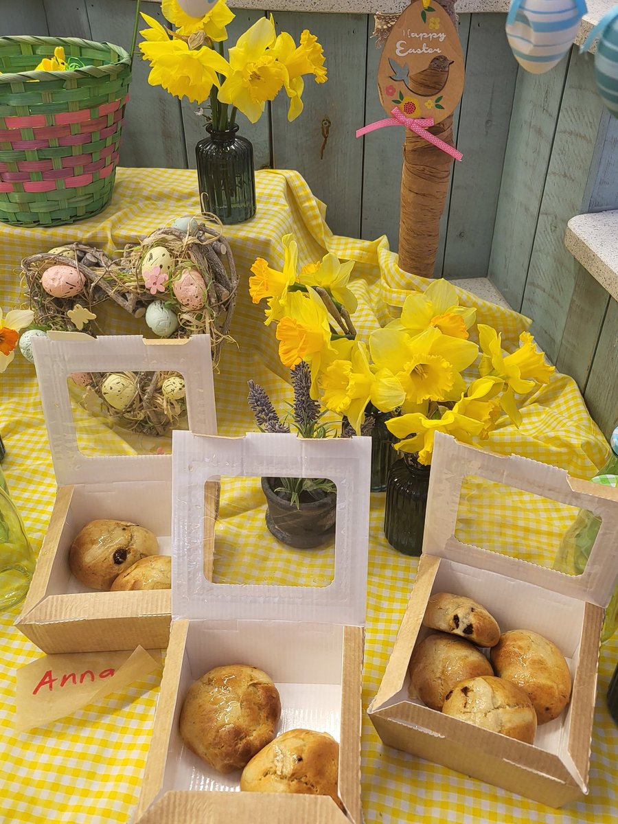 ktstanding's tweet image. Head Chef Chris 👨‍🍳 helping early years to make hot cross buns  #eastertreats 🐣@HolroydHowe @FrenshamJuniors @NSkevington75