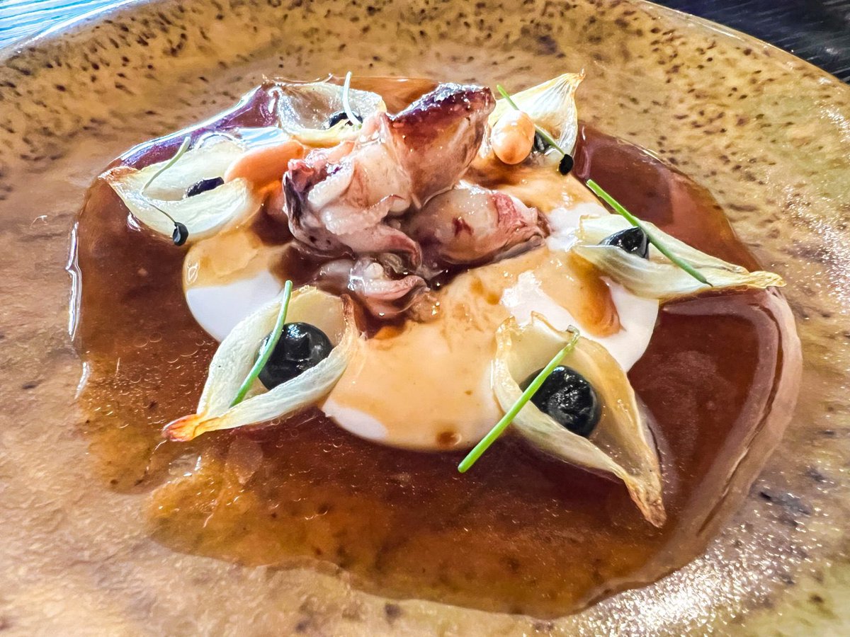 juliaplozano's tweet photo. Mi crítica está dedicada a @fierrovlc #Valencia 
Cocina construida a golpe de vida y de recuerdo por @Carito_Lou y @Ger_Carrizo Un viaje en entre Valencia y Argentina que da origen a un menú muy bien armado sin falsos relatos ni pretensiones https://t.co/rTM1YsAKYm @GASTROactitud https://t.co/0S2fivY2jB