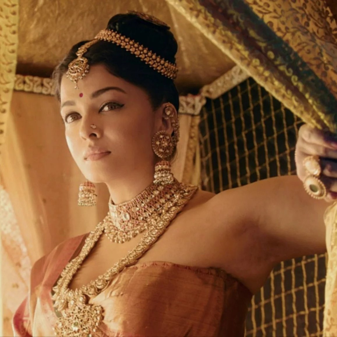 honest963's tweet photo. #NewProfilePic
#QueenNandhini 👑 
#PonniyanSelvan2 https://t.co/o9TJvlAATj