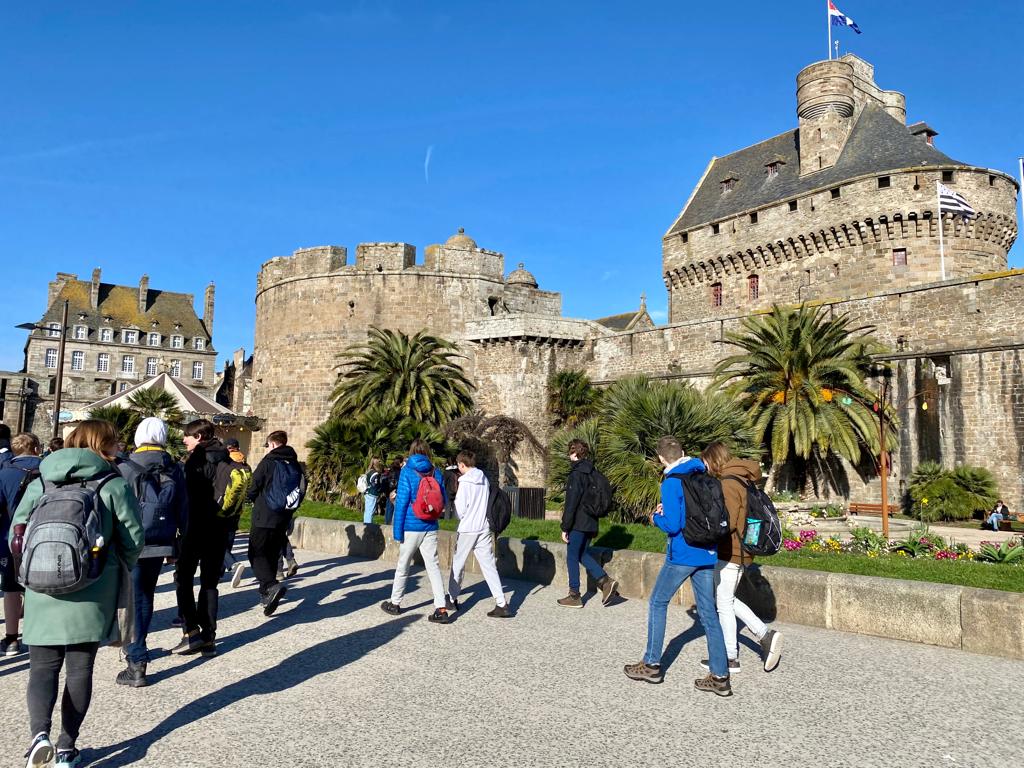 BAPitzemburg's tweet image. Alle leerlingen en leerkrachten van onze autiklassen  verblijven deze week in Bretagne. De afgelopen dagen bezochten ze al Rouen, Saint-Malo, Dinard, Dinan, Mont Saint Michel en Ile de Brehat. @GO_onderwijs #helemaalGO #bonvoyage