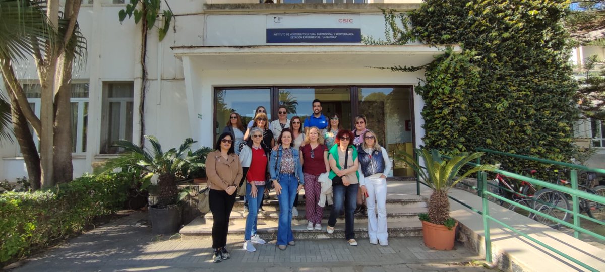 IHSM_CSIC_UMA's tweet photo. 👩🌾 Hoy recibimos en la Estación Experimental del IHSM La Mayora (Algarrobo) la visita de un grupo de socias de #COPISI de @unicagroup, que ha venido desde El Ejido para conocer las últimas investigaciones
🗣️El encargado de mostrar el centro fue nuestro compañero Juanfran Ruiz https://t.co/rJnW0LMweA