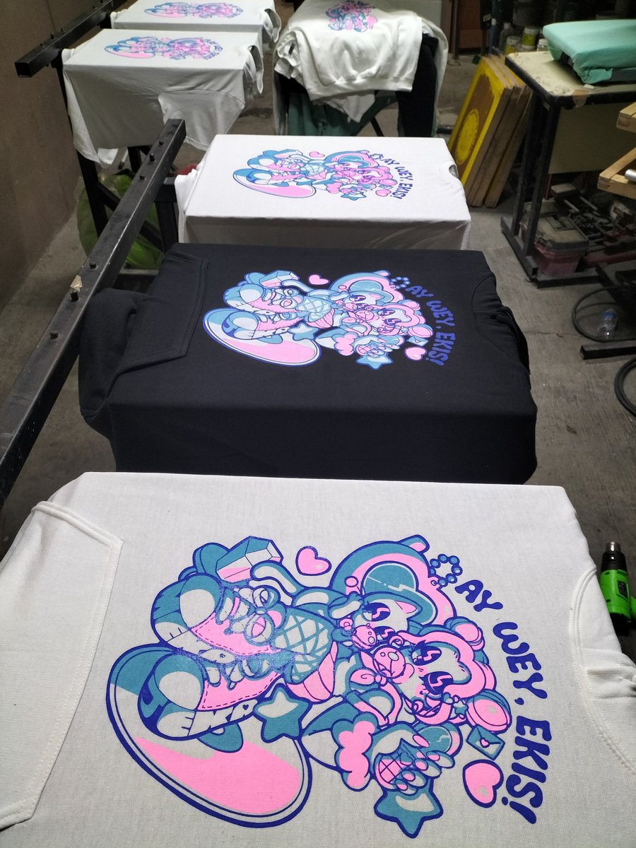 Loftcraftt's tweet photo. Tiraje a 3 y 4 tintas sobre sudadera y camiseta para @JekaWood con diseño por @meka__mx con efecto fluorescente 🐙
#serigrafia #screenprint #streetwear #kawaii #neon #neonclothes #sailoruniform #seifuku #hoodie #90snostalgia #90sforever #kawaii #aesthetic #Tamagotchi #Cat #cats https://t.co/oXiHeqmRmy