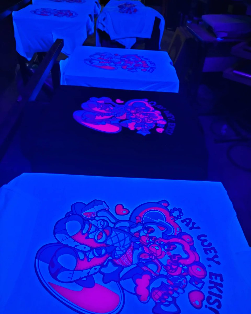 Loftcraftt's tweet photo. Tiraje a 3 y 4 tintas sobre sudadera y camiseta para @JekaWood con diseño por @meka__mx con efecto fluorescente 🐙
#serigrafia #screenprint #streetwear #kawaii #neon #neonclothes #sailoruniform #seifuku #hoodie #90snostalgia #90sforever #kawaii #aesthetic #Tamagotchi #Cat #cats https://t.co/oXiHeqmRmy