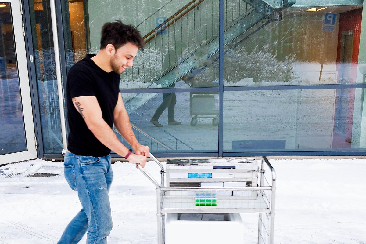 CastroAlvesV's tweet photo. our freezer needs maintenance, so the #snowyspring came in handy to keep our samples frozen while transferring them to another building  #lablife #naturehelps #swedishspring https://t.co/G7zlz0tW3o