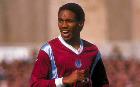 cemturktekin's tweet photo. Alex Ferguson, Paul isimli bu genci West Ham’ın diplerde süründüğü 1989’da tutup Manchester United’a getirdi. Paul Londra’da 1 kupanın hayalini bile kuramazken Ferguson’la 5 yılda 2 şampiyonluk, 2 FA Cup, 3 Charity Shield, 1 de Kupa Galipleri Kupası kazandı. https://t.co/mriToHvtLK