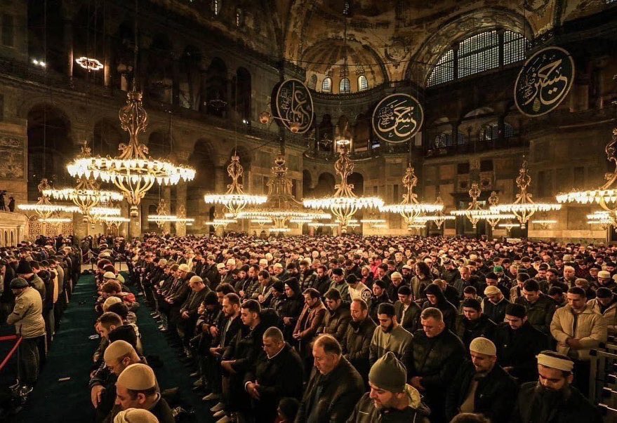 Al__Quraan's tweet photo. Taraweeh prayer at Aya Sofia mosque in Istanbul, Türkiye. https://t.co/rR4TKRTEhu