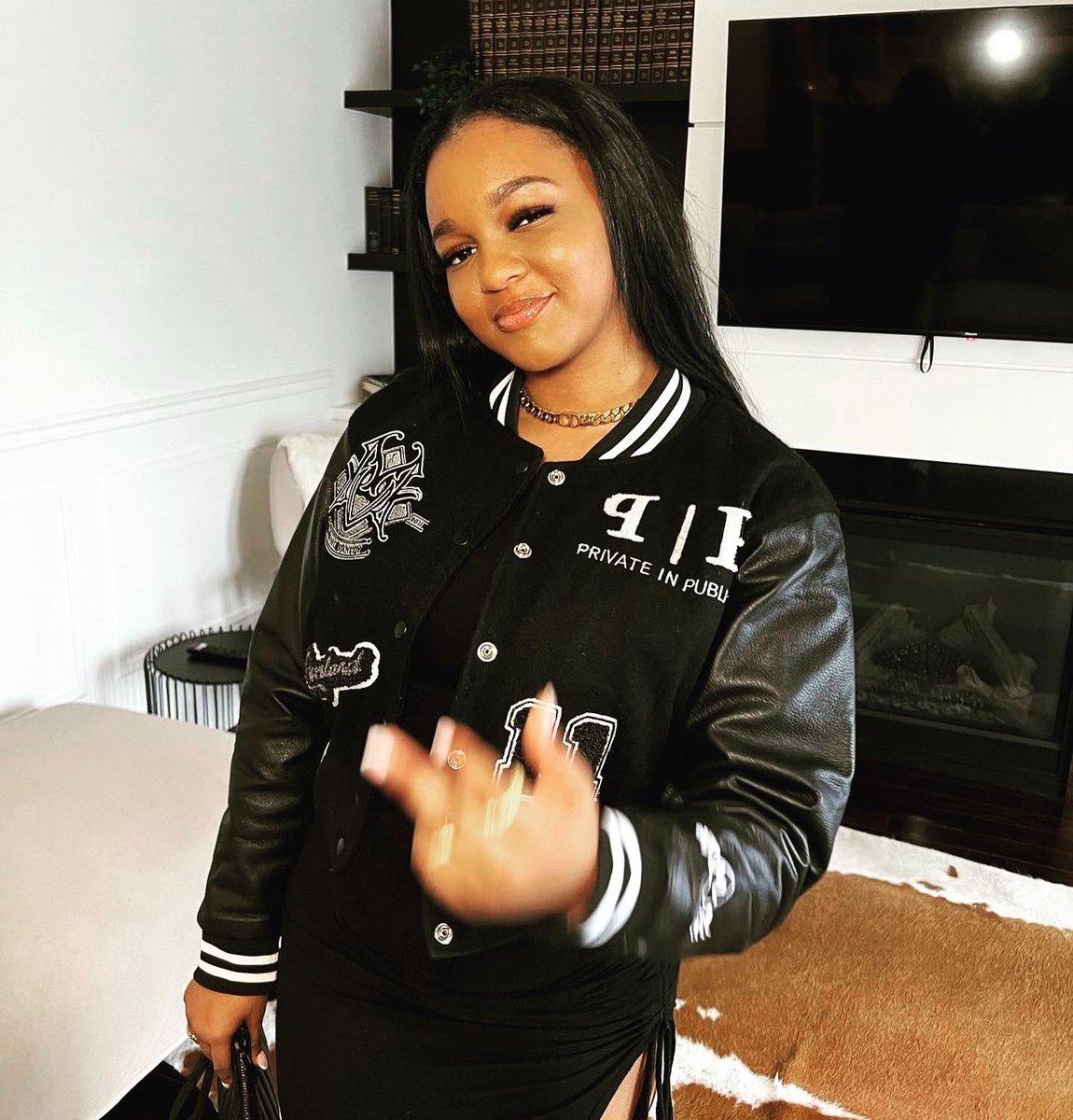 manicvanity_'s tweet photo. WHEN #CLEVELAND BLACK EXCELLENCE COLLABORATE!
@manic_vanity X @private.in.public
“FOR THE LOVE OF THE LAND”
#CropVarsityJacket Rocked by @vakhari
#ForTheLoveOfTheLand #ManicVanity #PrivateInPublic #entrepreneurs
#clevelandfashion #womenfashion #collaborationiskey https://t.co/rLQNp9hx4k