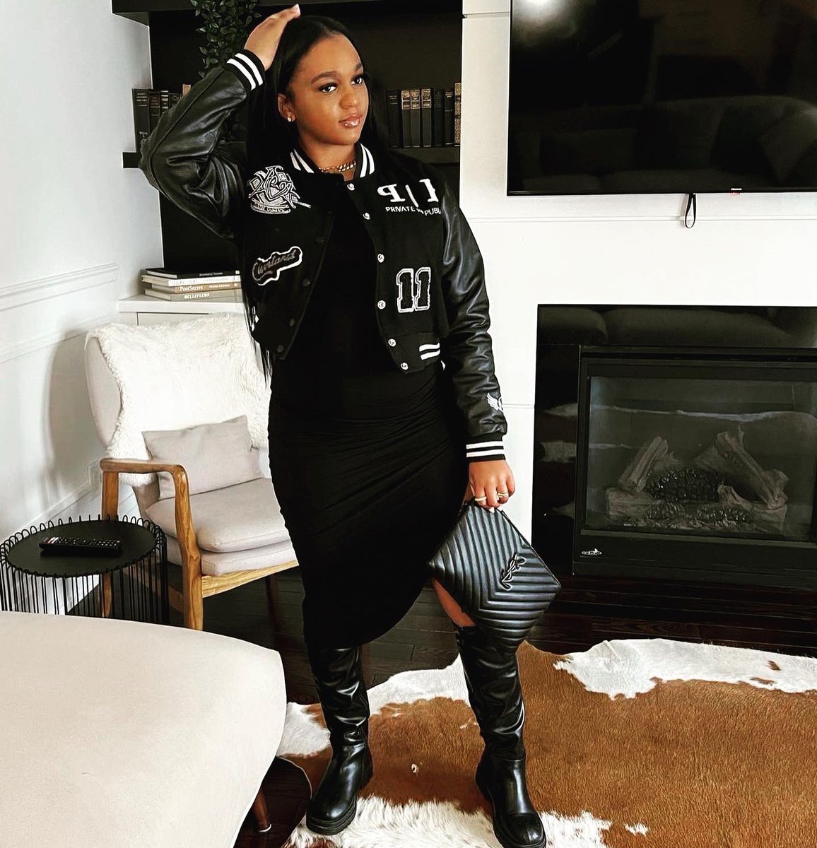 manicvanity_'s tweet photo. WHEN #CLEVELAND BLACK EXCELLENCE COLLABORATE!
@manic_vanity X @private.in.public
“FOR THE LOVE OF THE LAND”
#CropVarsityJacket Rocked by @vakhari
#ForTheLoveOfTheLand #ManicVanity #PrivateInPublic #entrepreneurs
#clevelandfashion #womenfashion #collaborationiskey https://t.co/rLQNp9hx4k