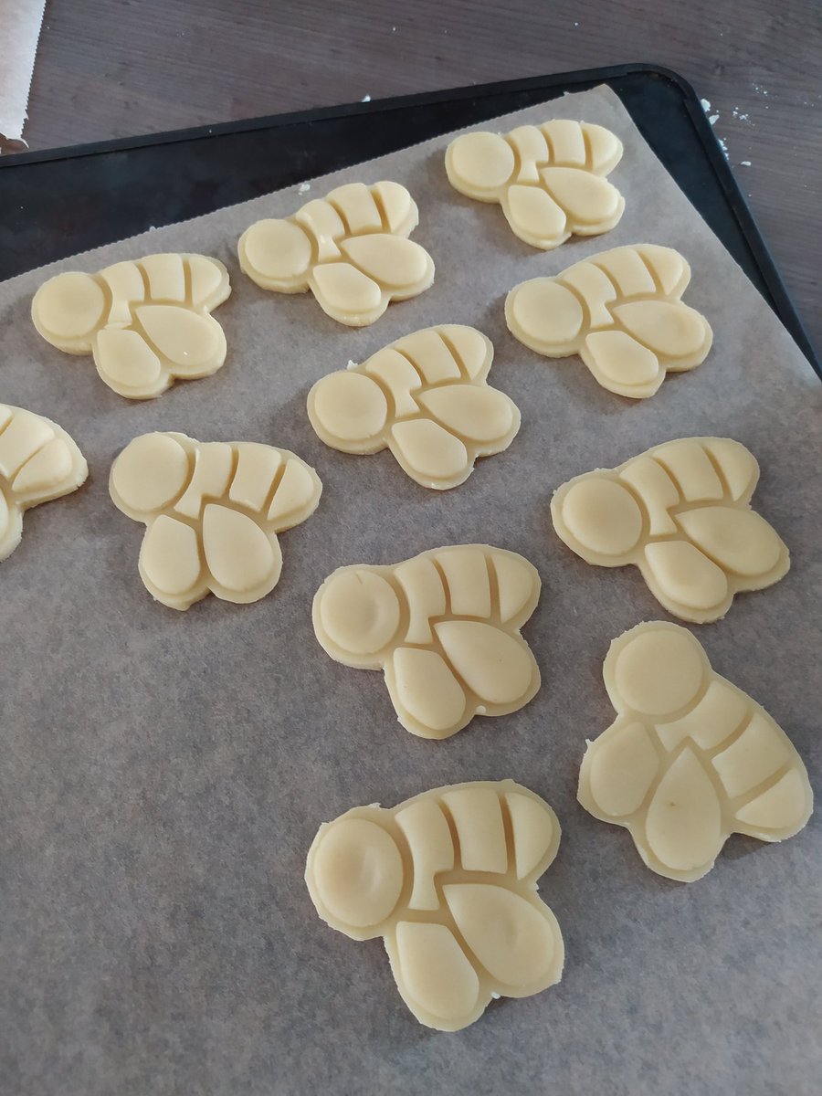 27Techno's tweet photo. Confection de gâteaux en forme d'abeilles pour le stand de la foire de Rouen. @bzz_candle @EPANormandie @CollegeEurope27 https://t.co/NKX34OihB2