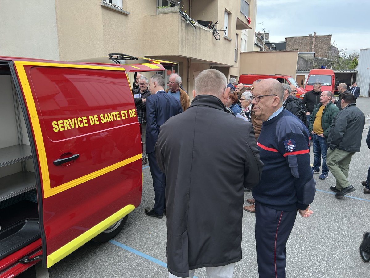 sdis27's tweet photo. Ce soir le colonel HC Ducouret organisait avec @LehongrePascal #PCasdis et M. Terrollion dircab du @Prefet27 les 3eme rencontres territoriales. De nombreux élus ont répondu présents pour échanger sur les sujets de #prevention , #humains mais aussi de remettre les clés de la #VLI https://t.co/dssakkH0B2