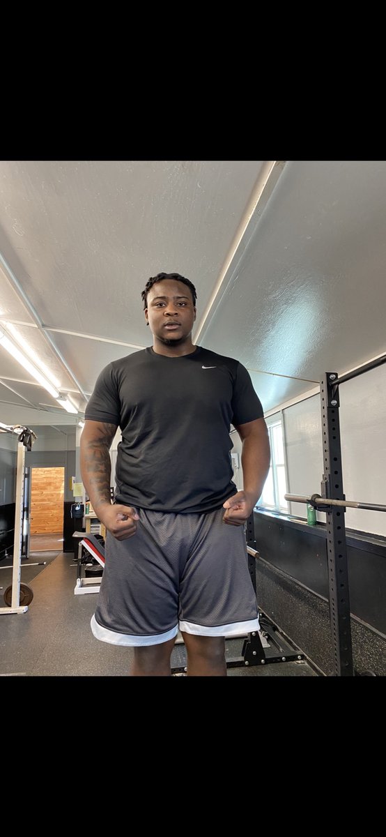 JustyceHathaway's tweet photo. Weight 280 , gpa 3.5 , third quarter grades, bench 4 sets of 5. 310 pounds. class of 2023 recruitment 100% open‼️ https://t.co/MDYrtlyryO