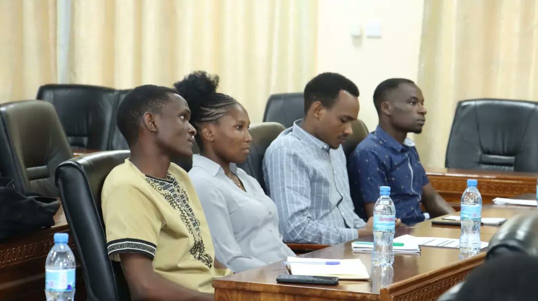 muhimbiliuniver's tweet photo. Mafunzo haya yametolewa na wawezeshaji kutoka TAKUKURU yenye lengo la  kufahamu:
#Rushwa na Athari zake
#Namna sahihi ya kuzuia rushwa na mianya yake
#Kuepuka kutanguliza maslahi binafsi wakati wa utekelezaji wa majukumu yao kama wanafunzi na Viongozi wa wanafunzi https://t.co/bUQkTCz7ya