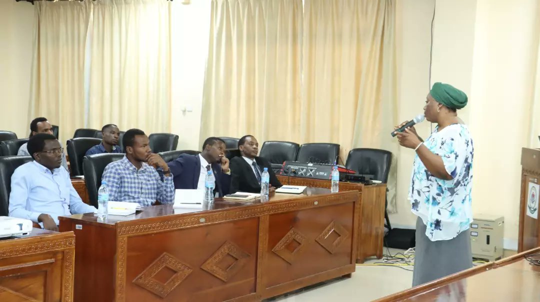 muhimbiliuniver's tweet photo. Mafunzo haya yametolewa na wawezeshaji kutoka TAKUKURU yenye lengo la  kufahamu:
#Rushwa na Athari zake
#Namna sahihi ya kuzuia rushwa na mianya yake
#Kuepuka kutanguliza maslahi binafsi wakati wa utekelezaji wa majukumu yao kama wanafunzi na Viongozi wa wanafunzi https://t.co/bUQkTCz7ya