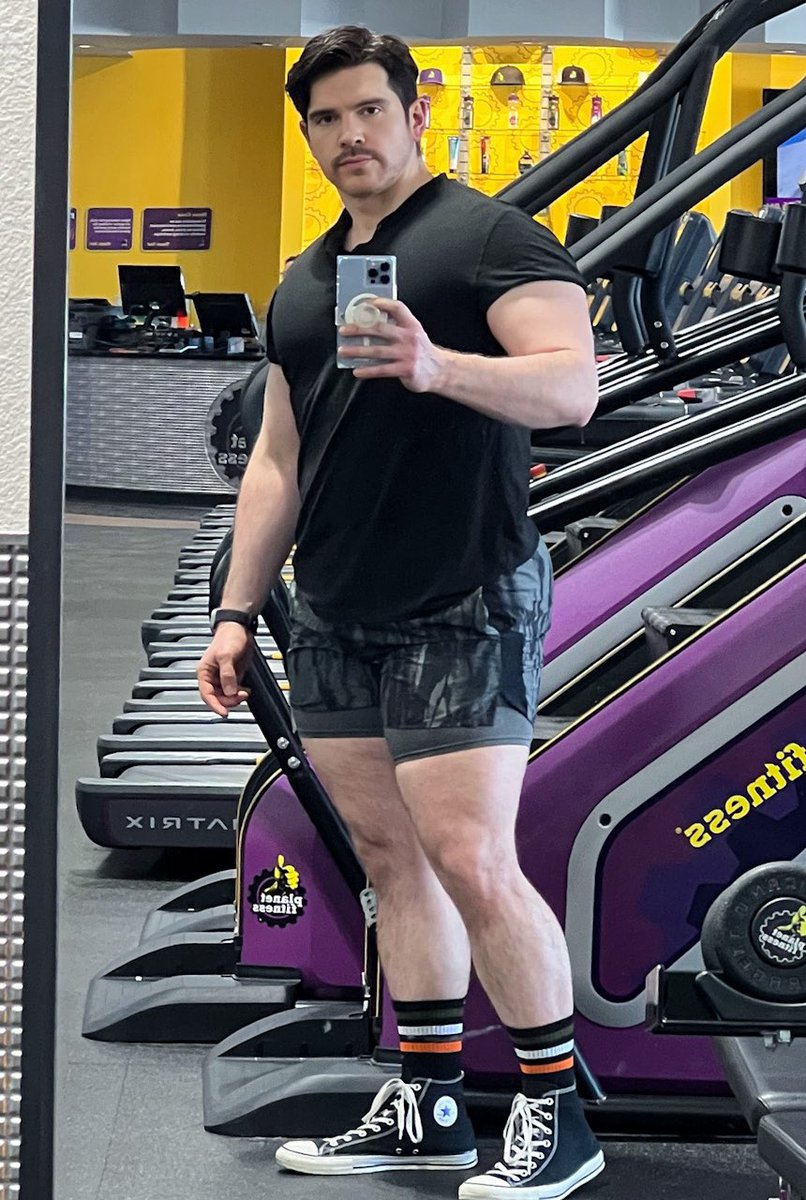 Husky_Beef's tweet photo. clothes on 🤓 / clothes off 🤭 https://t.co/auxtHefGe3