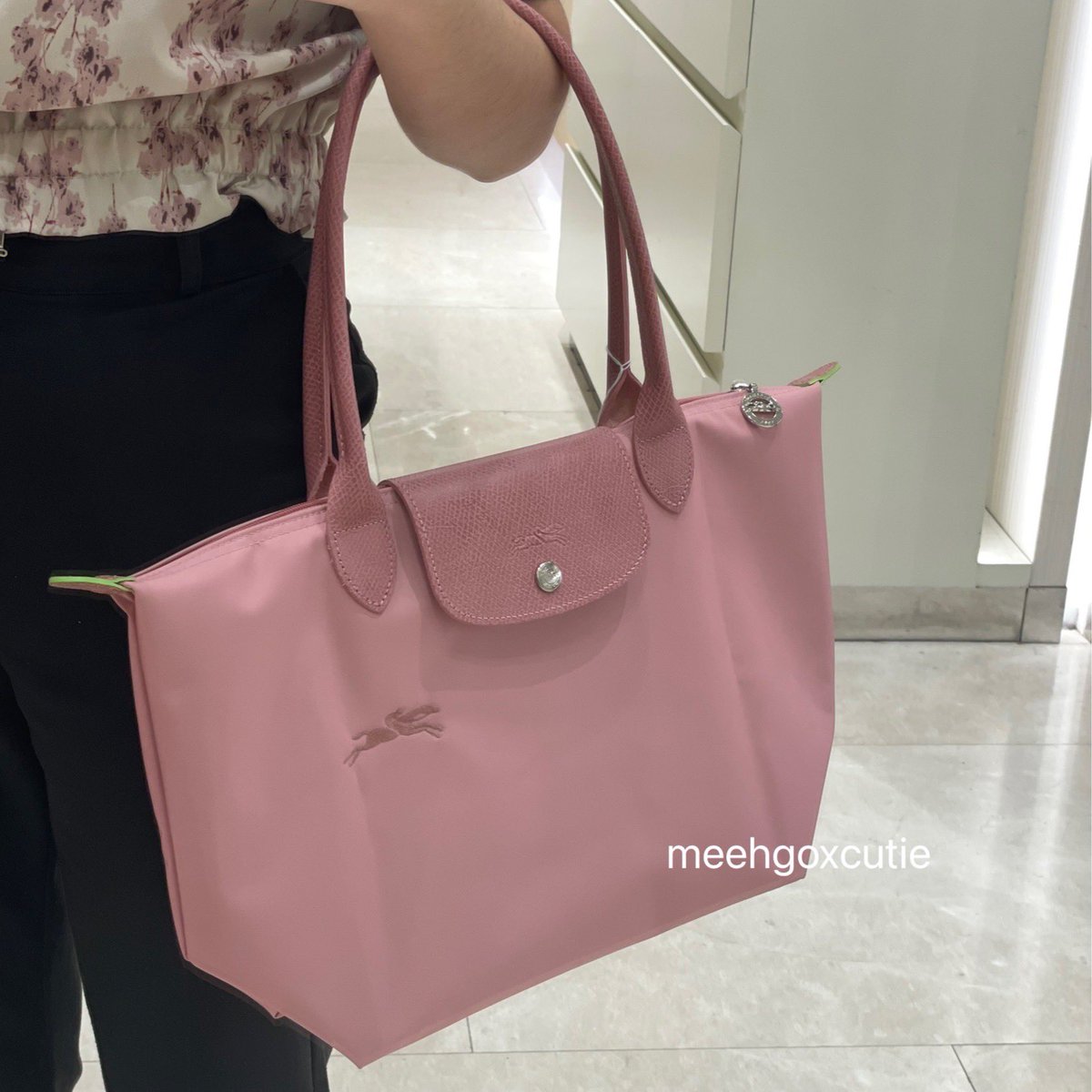 meehgoxcutie's tweet photo. Longchamp Le Pliage Green ของจริงน่ารักมากๆๆๆค่า มีลูกค้าถามพรีหลายคนเลย เดี๋ยวมาทยอยลงราคาให้นะคะ🥹✨ #meehgoxFrance 🇫🇷 https://t.co/ueqgHxgzIc