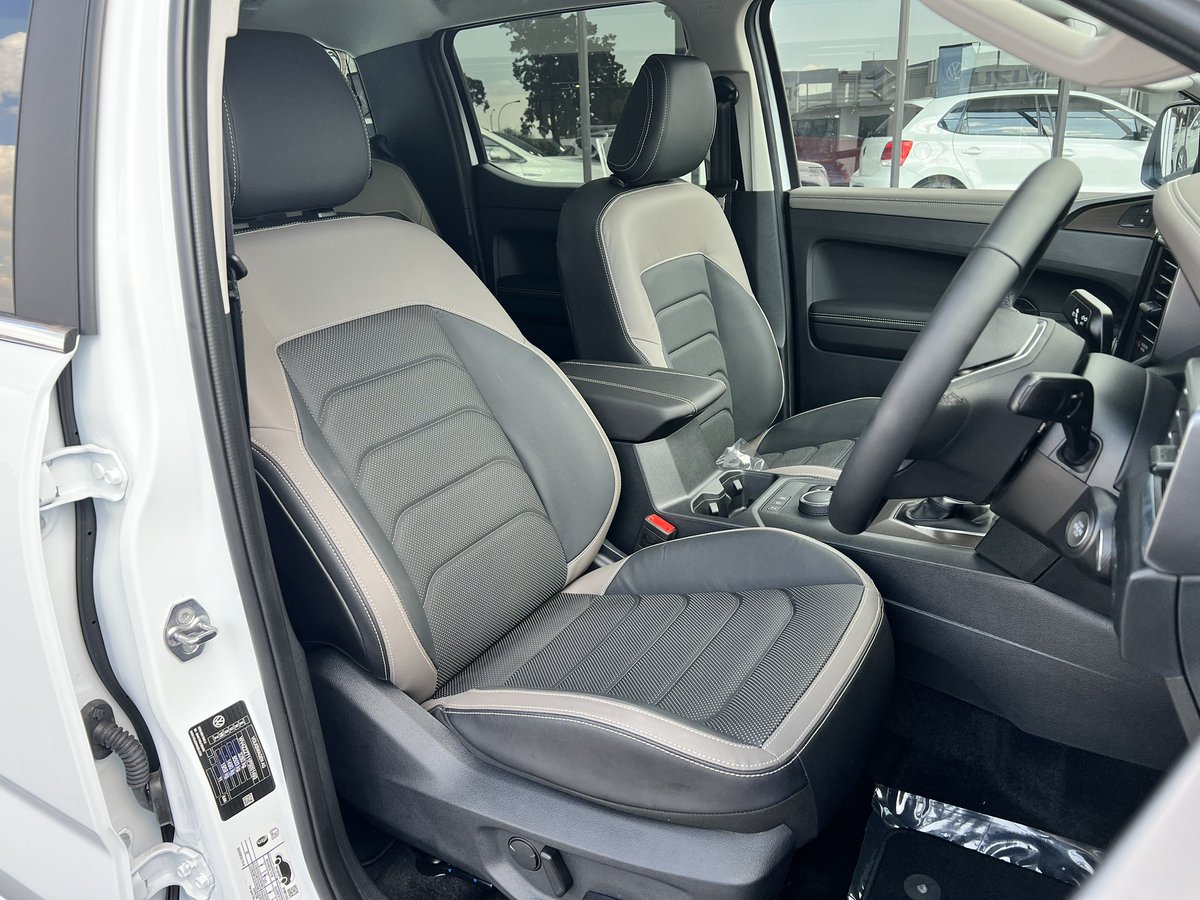 JonbGoon's tweet photo. STUNNER!!! 😍😍
Amarok Style 2.0TDi 4motion. 💪🏻💪🏻
Features are: leather, LED headlights, reverse camera, wireless APP connect and many more. 
Priced at R 849 999 subject to in house finance. T’s &amp; C’s apply. 
Call us on 0118153700 or email jblackman@mujivw.co.za. 

#MUJIVW https://t.co/4xkDTov54G