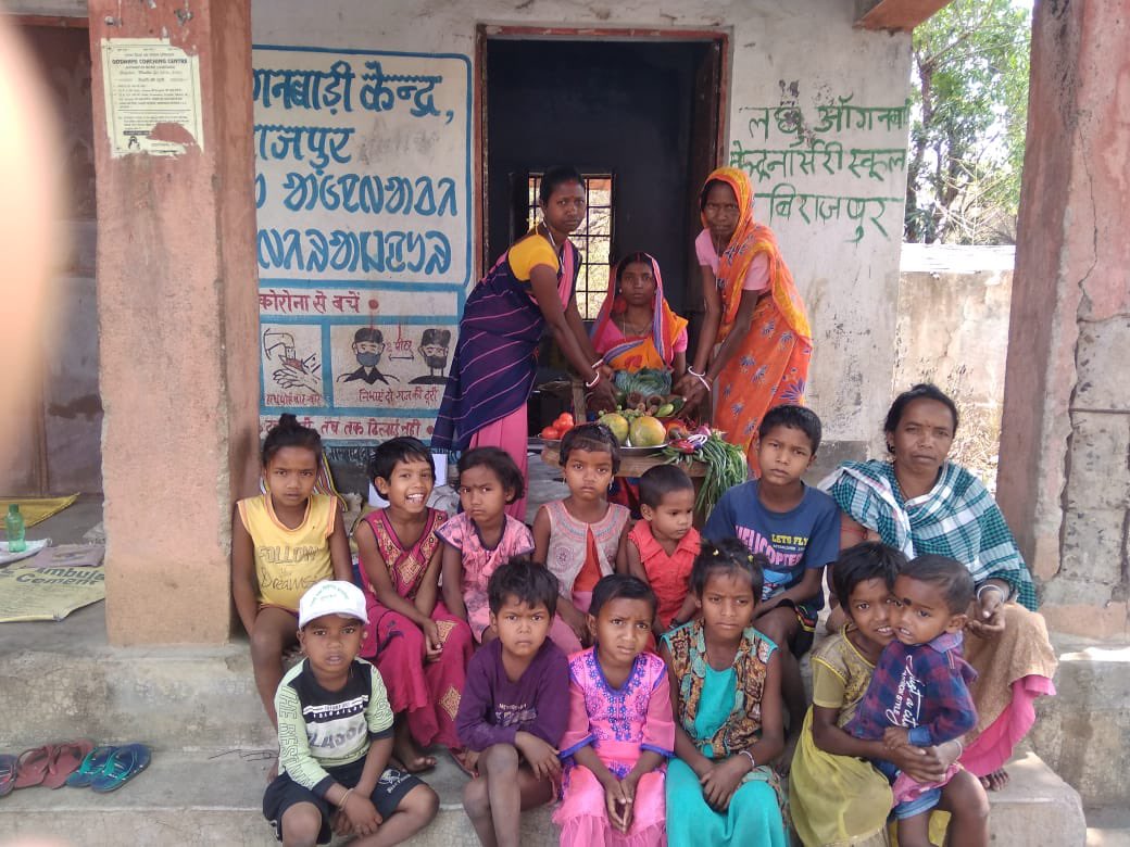 PoshanAbhyanJMT's tweet photo. विभिन्न आंगनबाड़ी केंद्र मे पोषण पखवाड़ा का आयोजन किया जा रहा है।इस क्रम मे आज आंगनबाड़ी केंद्र मे सामुदायिक गतिविधि के अन्तर्गत गर्भवती महिला की गोद भराई,बच्चो का अन्नप्राशन और सुपोषण दिवस का आयोजन किया गया@MinistryWCD @PoshanAbhiyaan @JharkhandPoshan @JobaMajhi @Dist_Admin_Jmt https://t.co/cP2gSODVJE