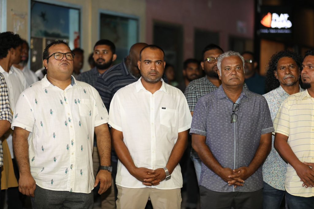 އެމްޑީޕީ ގައުމީ މަޖިލިސް މެންބަރު <a href="/myfoona/">Ahmed Saeed Mohamed</a> ގެ ވާހަކަފުޅު ދެއްކެވުން ކުރިއަށްދަނީ.

ރައްޔިތުންގެ މަޖިލިސް ގުރައިދޫ ދާއިރާ ބައި-އިލެކްޝަން ކެމްޕެއިން ކަންމަތިީ ބައްދަލުވުން ކ.ގުރައިދޫގައި 

#VoteShaax
#Agenda19