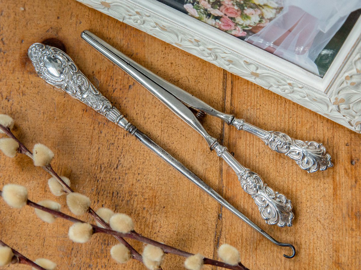 PriddeyCat's tweet photo. How about a sterling silver button hook (the glove stretcher has sold)? Hallmarked Matthew John Jessop, B'ham 1903. A beautiful little dressing essential for the Edwardian lady! 
https://t.co/rpNFqE7642
 #vintageshowandsell #EdwardianStyle #Silver https://t.co/qrpkVRrIfj