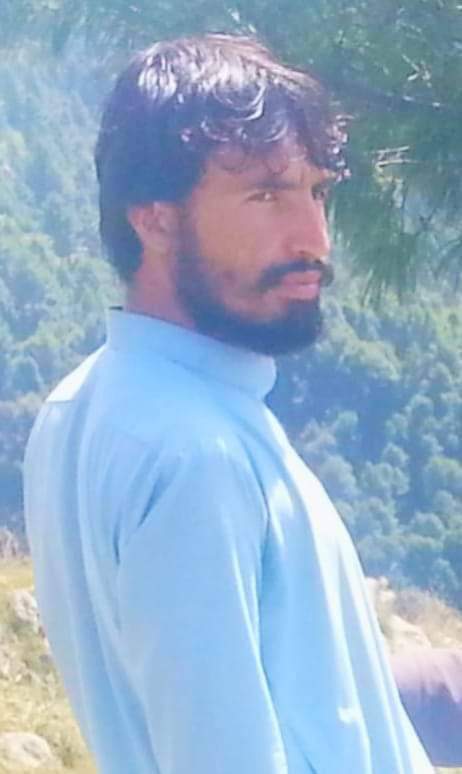 ptmkhyber's tweet photo. ضلع خیبر باڑہ تحصیل قمبر خیل سے عرفان ولد عبداللہ کو رمضان کے اس بابرکت مہینے میں ریاستی اداروں اور FC نے کل آپنے دکان سے اٹھایا ہے جو ابھی تک لاپتہ ہے 
عرفان اپنے گھر کا واحد کفیل ہے ان کا دوکان گھر کے نزدیک ہی تھا 
نو لاکھ نقد اور تین تولہ سونا بھی ساتھ لے گئے 
#Ptmkhyber https://t.co/Kj38lUaKGF