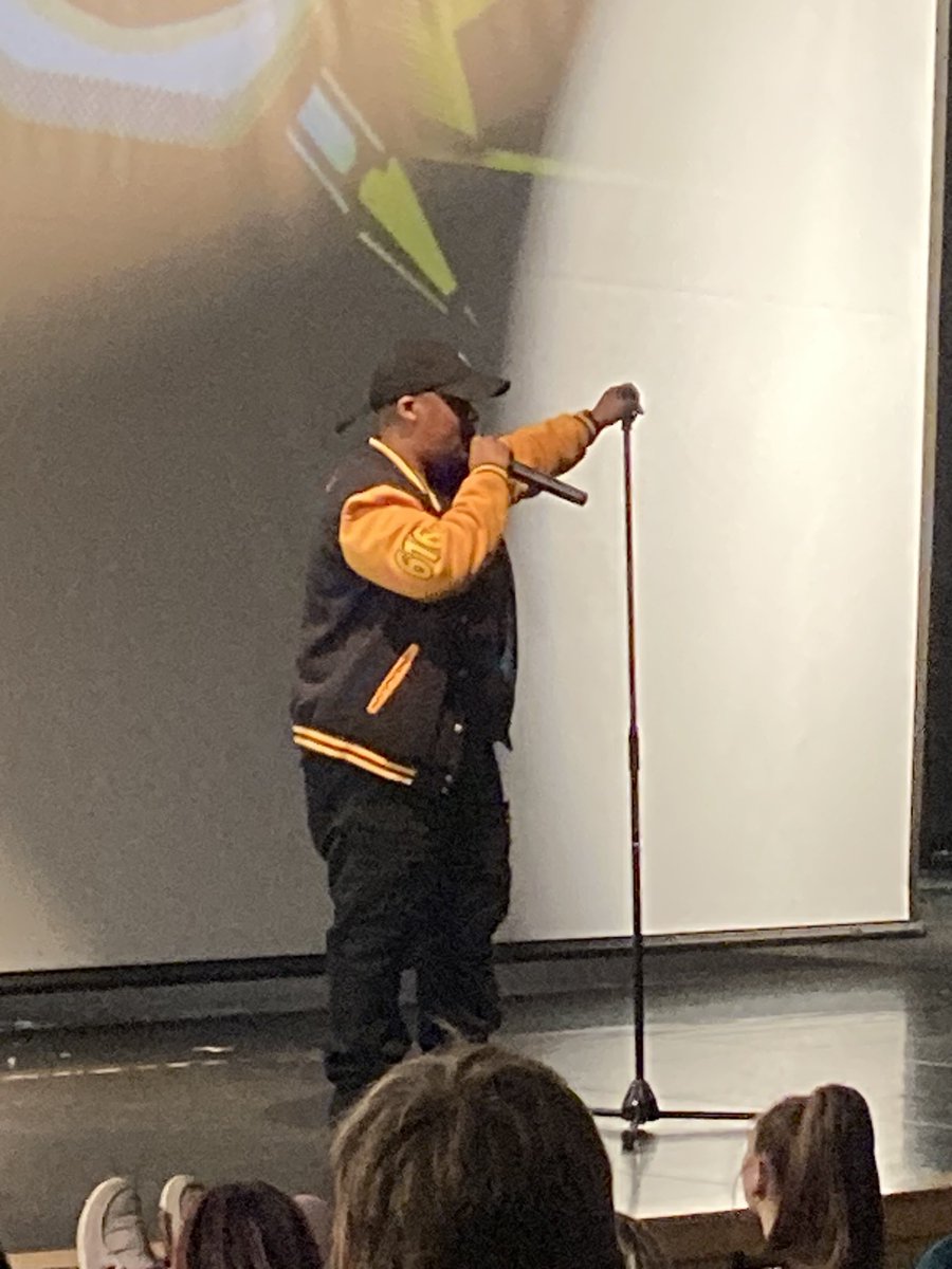 Gemini the Poet is dropping knowledge on us in Muskegon Heights. ⁦<a href="/TheDiatribeGR/">TheDiatribeGR</a>⁩  ⁦<a href="/maisd/">MAISD</a>⁩