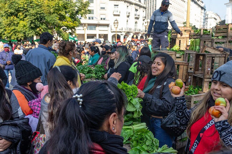 Entidades de la economía solidaria realizaron un “frutazo” frente al edificio del Ministerio de Desarrollo Social de la Nación, como medida de reclamo al organismo conducido por Victoria Tolosa Paz por pagos adeudados. bit.ly/3nxIszz