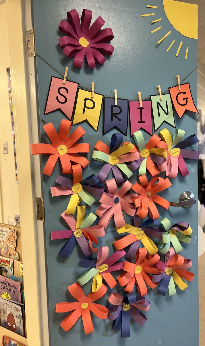 MissWarren2019's tweet photo. Ahhhh, the sun is out and the flowers are in bloom… in Grade 1/2 @SHA_NL at least! 🌸☀️@NlesdP https://t.co/F258oV0yqW