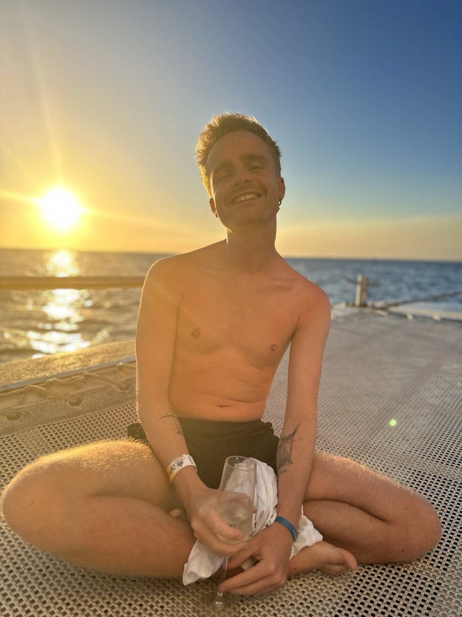 icarus tweet media