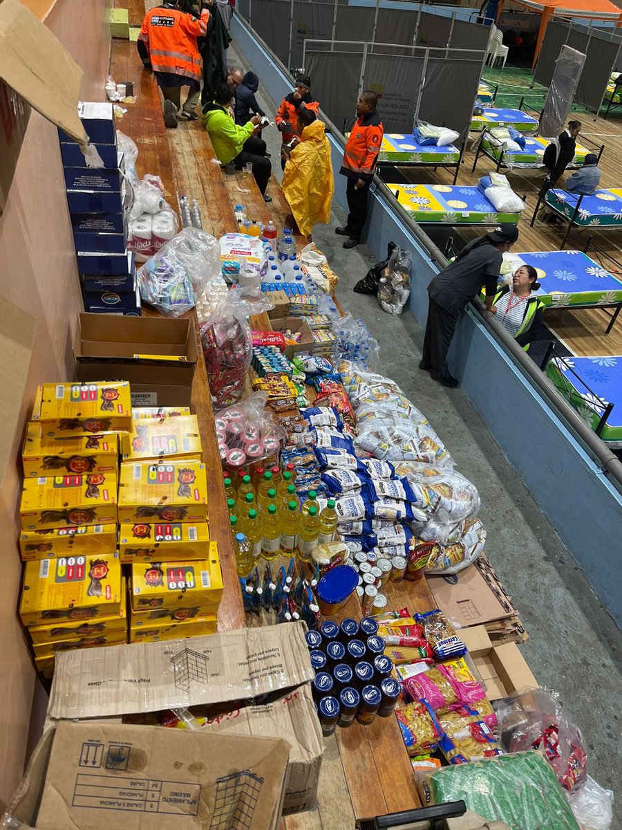 Desde ayer hay 2 comedores funcionando: uno para rescatistas en la zona de búsqueda y otro para las familias que se encuentran en albergue.

Gracias a sus donaciones y el trabajo en equipo todo esto es posible en #Alausi 

<a href="/TheSocialProje2/">The Social Project Foundation</a> <a href="/KAHRE_ORG/">KAHRE</a> <a href="/CrezcoNut/">CrezcoNut</a> <a href="/fernove_org/">Fernove Foundation</a>