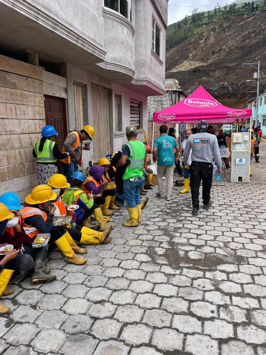KarlaMoralesR's tweet photo. Desde ayer hay 2 comedores funcionando: uno para rescatistas en la zona de búsqueda y otro para las familias que se encuentran en albergue.

Gracias a sus donaciones y el trabajo en equipo todo esto es posible en #Alausi 

@TheSocialProje2 @KAHRE_ORG @CrezcoNut @fernove_org https://t.co/t52WClcb22