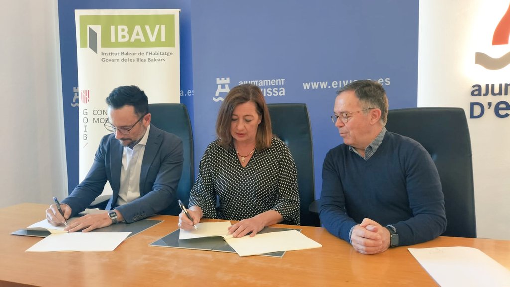 Institut Balear de l'Habitatge (@ibavi) on Twitter photo ✍🏼 Signam un conveni de cessió de sòl amb l'<a href="/ajeivissa/">Ajuntament d'Eivissa</a>
📍 Av. Isidor Macabich (Eivissa)
🏘️ Pròxima construcció de 60 habitatges de protecció pública
🛏️ 1, 2 i 3 dormitoris
👍🏼 Seguim incrementant el parc públic a l'illa ✍🏼 Signam un conveni de cessió de sòl amb l'<a href="/ajeivissa/">Ajuntament d'Eivissa</a>
📍 Av. Isidor Macabich (Eivissa)
🏘️ Pròxima construcció de 60 habitatges de protecció pública
🛏️ 1, 2 i 3 dormitoris
👍🏼 Seguim incrementant el parc públic a l'illa
