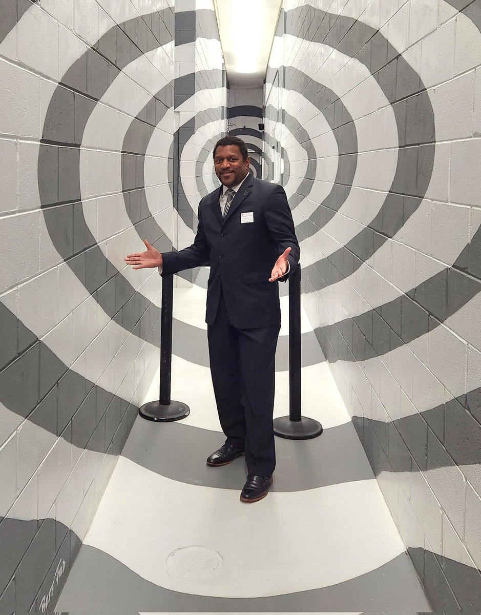 KevinBSneed's tweet photo. The @USFCOP #BulletTrainToTheFuture tour is on the way! @KevinBSneed will be sharing a #Futurist vision for the profession of Pharmacy and Healthcare overall! #OnTheWay Now! 👨🏾‍⚕️🧬🧫🖥🚄 https://t.co/n7dkkR8WmJ