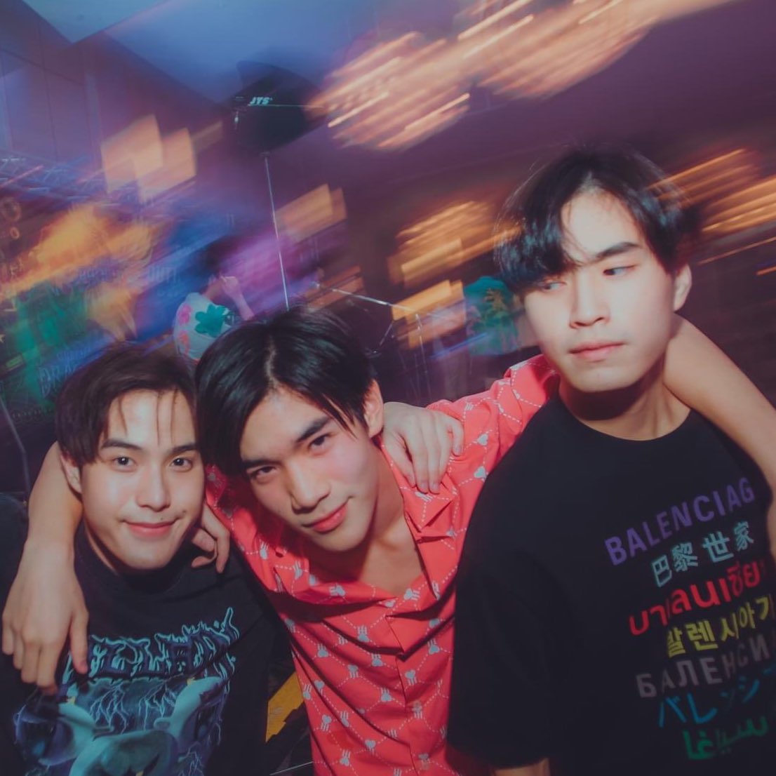 Fah_Jir's tweet photo. หงุดหงิดเลยดิ น้องเสื้อแดงมาคั่นกลางงี้ https://t.co/lrUbx0WFjj