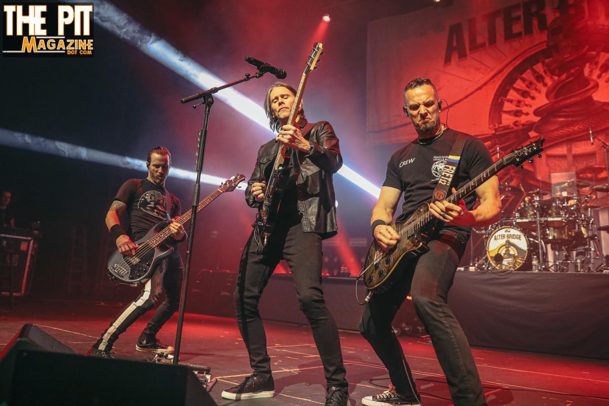 Check out the photos and review of @alterbridge at @themidland by @dehart_bob in THE PIT!! ow.ly/AwOT50Nv89p #thepitmagazine #bobdehartphotography #themidlandtheatre #arvestbanktheatre #alterbridge #concertphotos #musicnerds