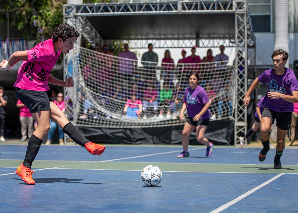 Day 1 of the #SMSSpiritWeek2023! We had the honor of receiving some of the members of STUCO 2003 and founders of Spirit Week, Renée Rood, Virginia Jiménez, and Mario García.

#SMSNews #SpiritWeek #GoDolphinsGo