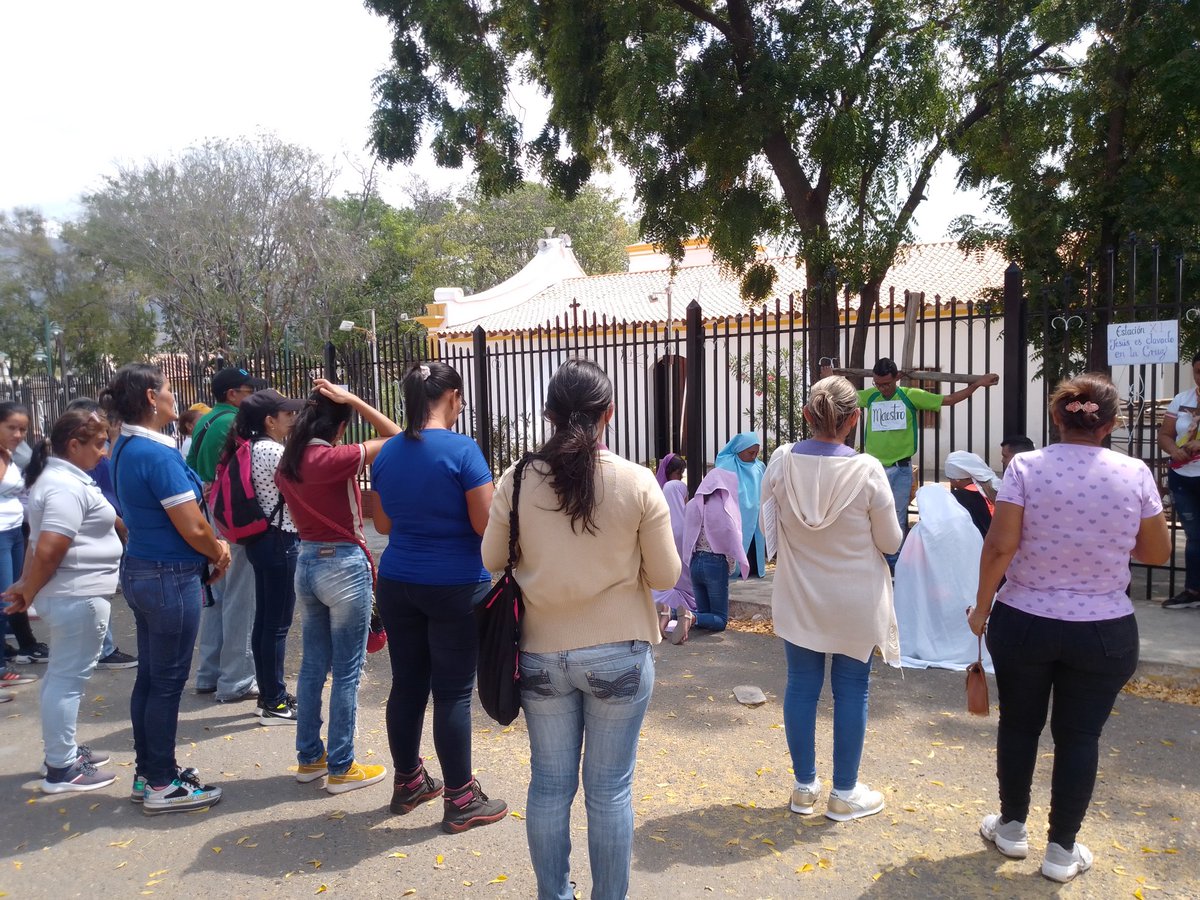 marielyvargas14's tweet photo. Docentes de Siquisique/Urdaneta/Lara/realizando nuestro viacrucis con la petición por todos nuestros colegas y por toda Venezuela, para que esté gobierno índolente se ponga la mano en el pecho por una pronto recuperación de nuestros salarios #Sueldosjustosya https://t.co/YlClOS3RYI