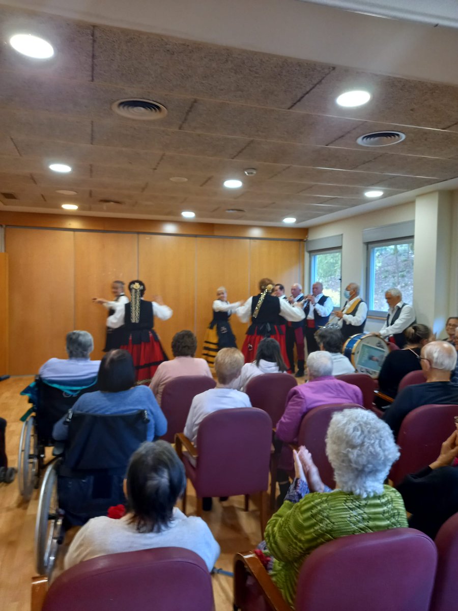 casteleonesLh's tweet photo. Ayer estuvimos amenizado la tarde a los abuelos de la Residencia Domus Vi Can Buxeres @casteleonesLh @DomusVi_Es https://t.co/kqjdorzyN7