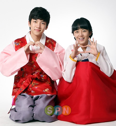francejcw's tweet photo. [Drama] #Thrownback Ji Chang Wook et Song Eun Chae, partenaires dans "My Too Perfect Sons", en tenues traditionnelles afin de saluer les spectateurs à l'occasion de Chuseok (10.09) https://t.co/guS9ixms9a