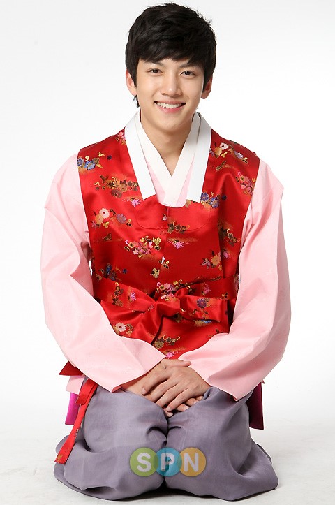 francejcw's tweet photo. [Drama] #Thrownback Ji Chang Wook et Song Eun Chae, partenaires dans "My Too Perfect Sons", en tenues traditionnelles afin de saluer les spectateurs à l'occasion de Chuseok (10.09) -1 https://t.co/eVNgX9WUGF