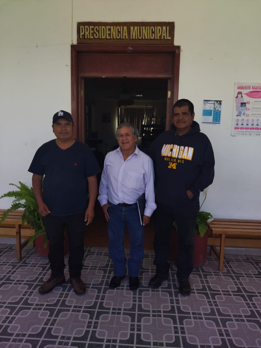Con el objetivo de solicitar apoyo para sumar a más asesores educativos, nuestro Coordinador de la Zona 2013, Ixtlán, junto a su Técnico Docente, se reunieron con las Autoridades Municipales de Yaviche, San Bartolomé Yatoni y san Juan Luvina.