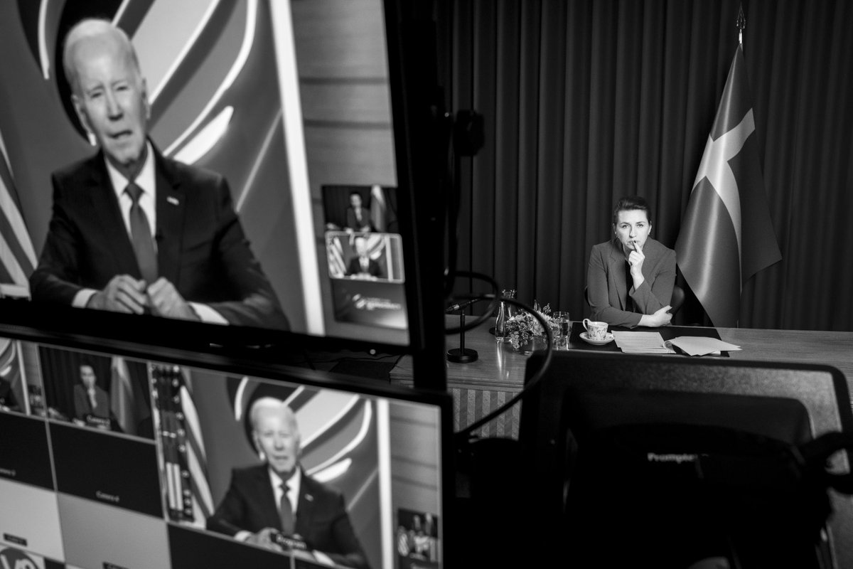 Statsminister Mette Frederiksen (S) deltog i eftermiddags i et virtuelt demokratitopmøde med blandt andet USA's præsident Joe Biden og Ukraines præsident Zelensky.

📸: Mads Claus Rasmussen/Ritzau Scanpix

#dkpol <a href="/POTUS/">President Donald J. Trump</a>