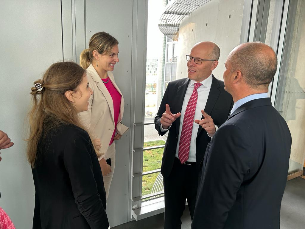 KAS_Argentina's tweet photo. 🤝Selectos políticos argentinos forman parte de un programa en Alemania donde se reunirán con sus contrapartes para generar nuevos puntos de encuentro.

📷Hoy la delegación discute con diputados de la CDU/CSU las potencialidades para una cooperación aún más profunda con Alemania. https://t.co/vjzlPwrY6e