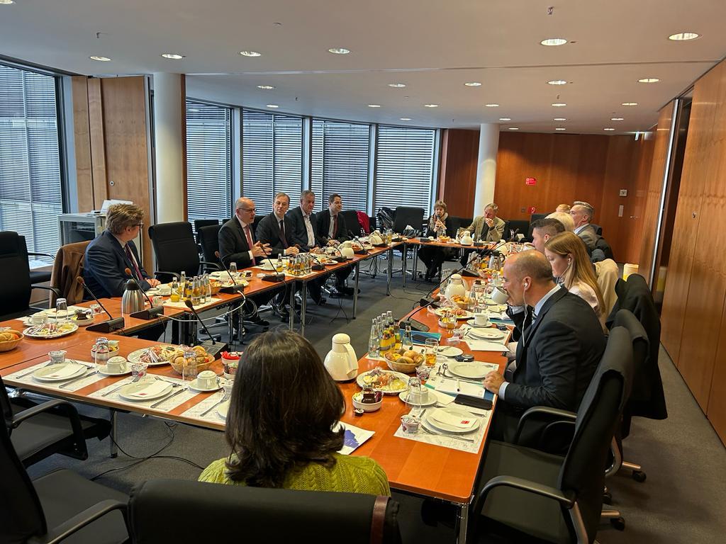 KAS_Argentina's tweet photo. 🤝Selectos políticos argentinos forman parte de un programa en Alemania donde se reunirán con sus contrapartes para generar nuevos puntos de encuentro.

📷Hoy la delegación discute con diputados de la CDU/CSU las potencialidades para una cooperación aún más profunda con Alemania. https://t.co/vjzlPwrY6e
