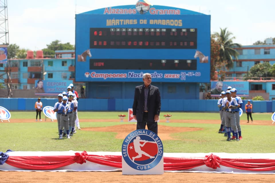 Merecido homenaje a Carlos Martí en la inauguración de la #62SNB. Reconocimiento a sus varias décadas de consagración al deporte de sus amores, en la despedida a su exitosa labor como mánager, marcada por cuatro coronas nacionales. #Cuba #Beisbol #BeisbolCubano
