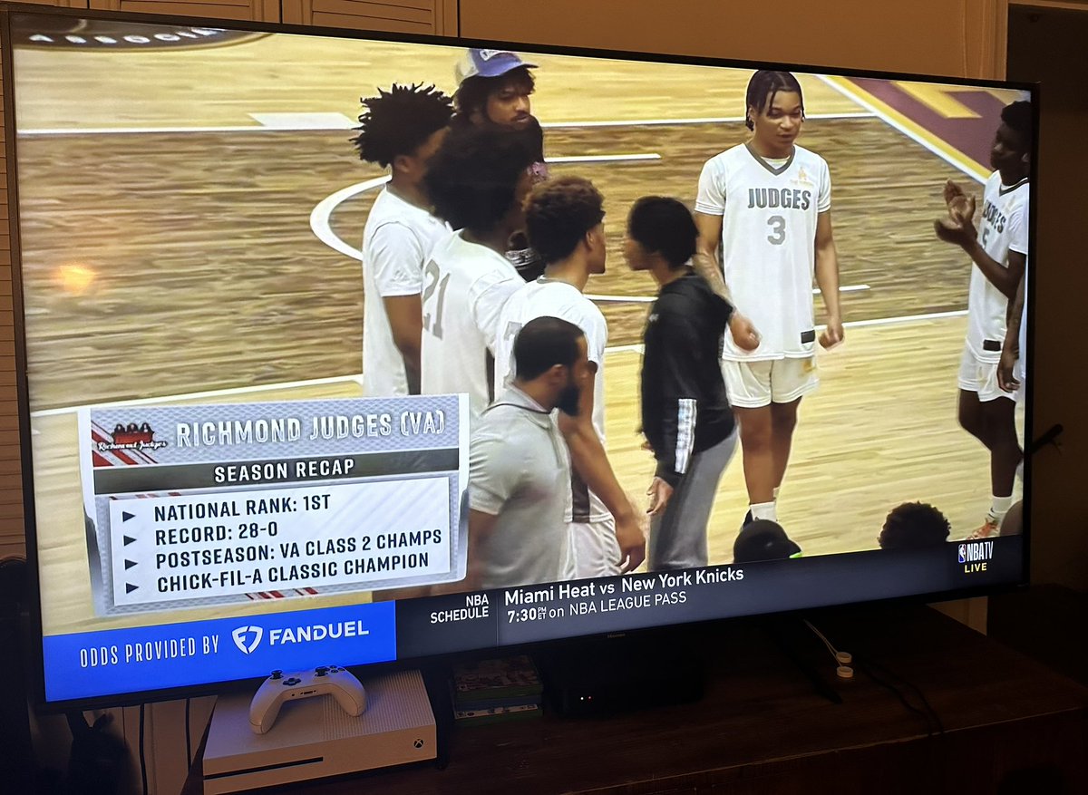 TishaErby's tweet photo. Let’s go #JohnMarshall  💙🤍🏀 #RVA to #ATL told y’all they goin to the #NBA let’s goooooo #RichmondJudges @RPS_Schools @NBATV @TheThroneHoops @CityRichmondVA @JayemMarshall I’m so proud of these boys!!! Tap tap tap in!!! #VAStandUp https://t.co/J7tHrAkAMH