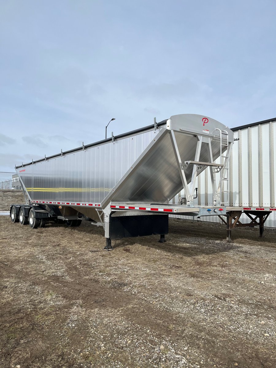 SpecTrailersInc's tweet image. New 2024 Platinum Tridem Grain Hopper Trailer! Just arrived last week.
#platinumtrailermfg #triaxle #madeincanada #hauling #semitrailer #trucking