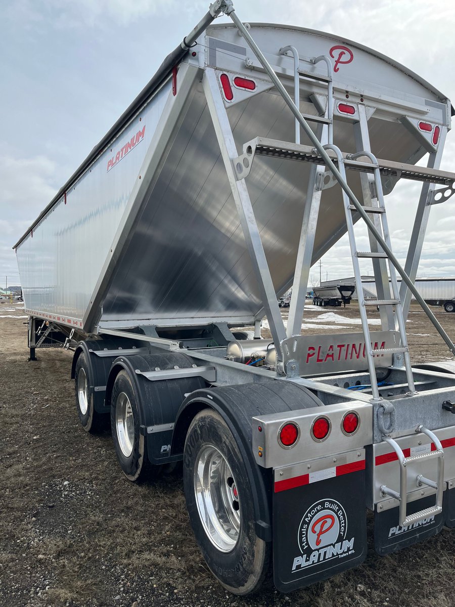 SpecTrailersInc's tweet image. New 2024 Platinum Tridem Grain Hopper Trailer! Just arrived last week.
#platinumtrailermfg #triaxle #madeincanada #hauling #semitrailer #trucking