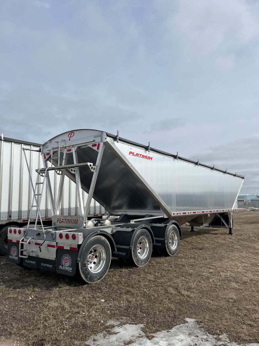 SpecTrailersInc's tweet image. New 2024 Platinum Tridem Grain Hopper Trailer! Just arrived last week.
#platinumtrailermfg #triaxle #madeincanada #hauling #semitrailer #trucking